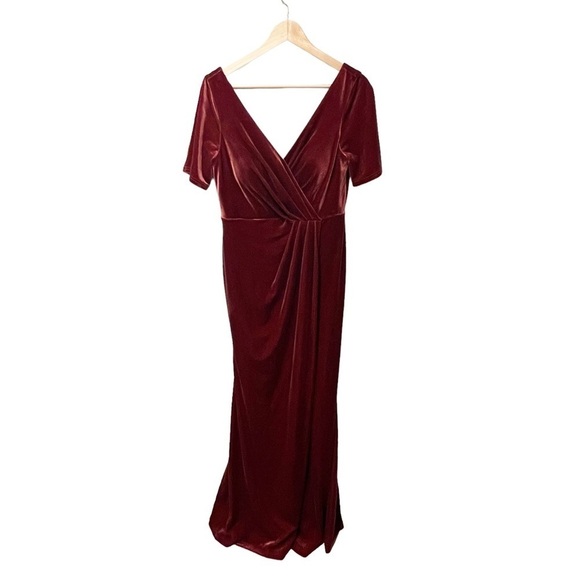 REVELRY Gwen Velvet Maxi Bridesmaids Dress in Burgundy Size 8 - Picture 2 of 7
